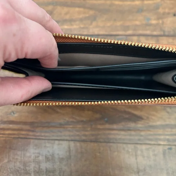 Marc Jacobs Tan Leather Zip Around Wallet/Wristlet Organizer. - Picture 8 of 11